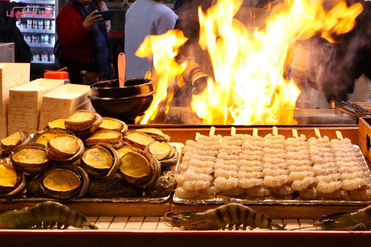 거리 양쪽으로 늘어선 포장마차 거리는 밤의 열기를 더했다. ©이봉덕