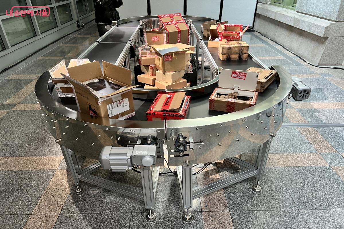 조영각 작가의 &lsquo;무인회사: 달콤한 말&rsquo; 작품처럼 일상과 관련된 소재도 많아 친숙하다. &copy;박지영