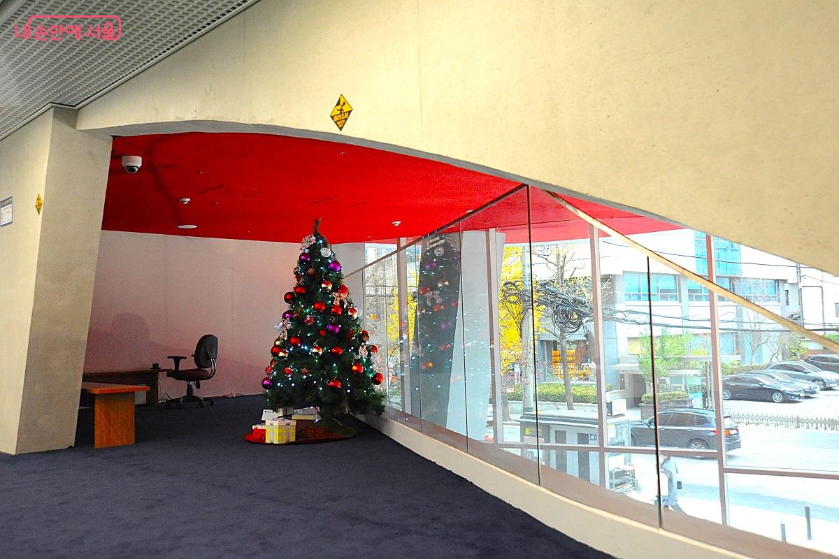 2층 ‘상영관2’ 출구 앞의 라운지 ©조수봉