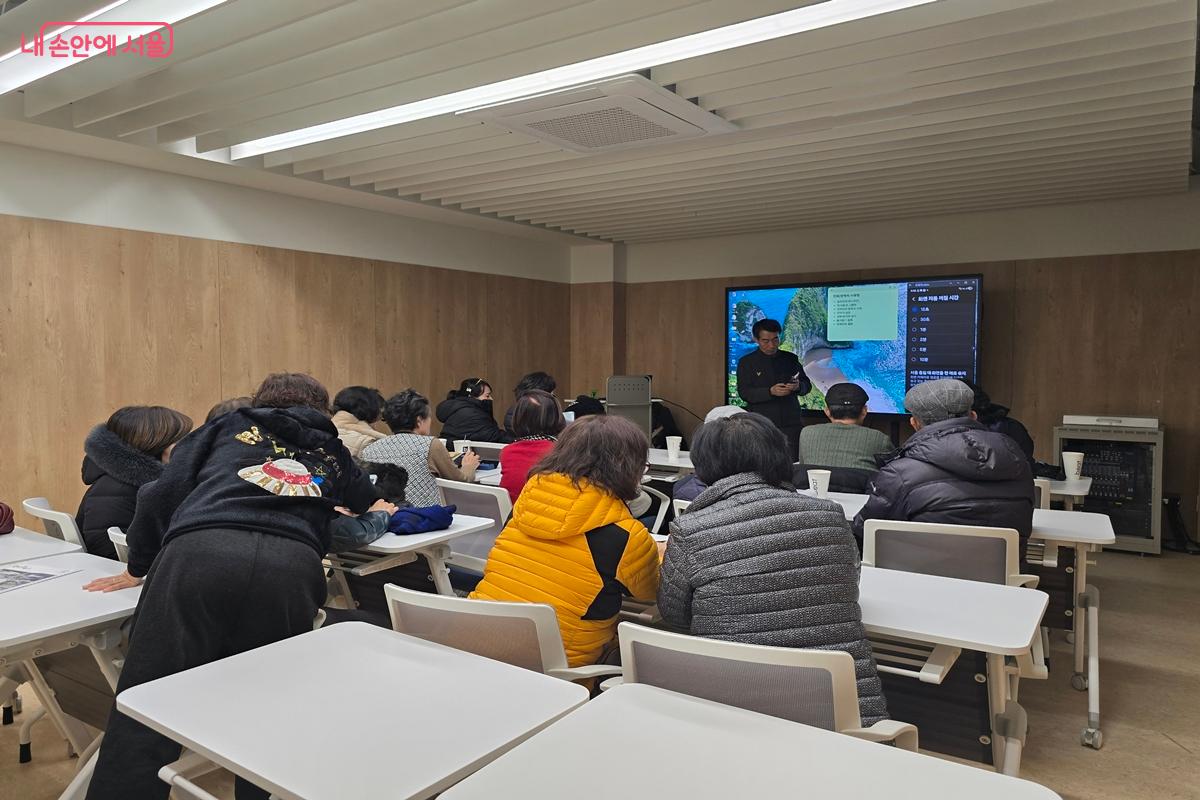 ‘스마트폰 전화·문자 활용’ 디지털 수업이 진행 중이다. ©강사랑