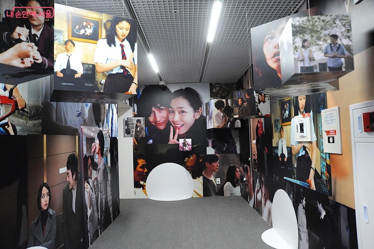 <SEOUL, FILM AND CANVAS>전 입구의 몰입 공간 ©조수봉