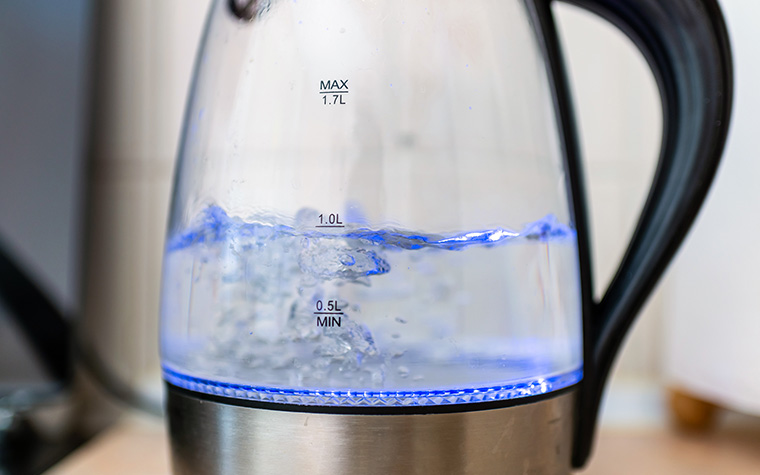 새 전기포트, 그냥 쓰면 안 돼요! 미세플라스틱 줄이는 방법