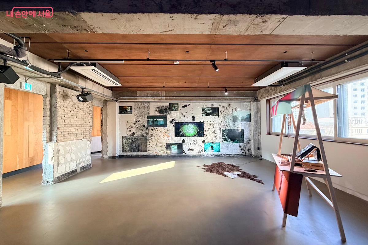 4층 전시장 내부는 통창에서 그대로 들어오는 햇빛을 활용한다. &copy;이종빈