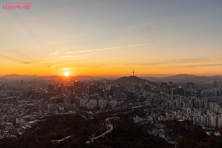 인왕산 일출. 새해 첫날, 인왕산 청운공원에서 새해맞이 축제가 진행될 예정이다.
