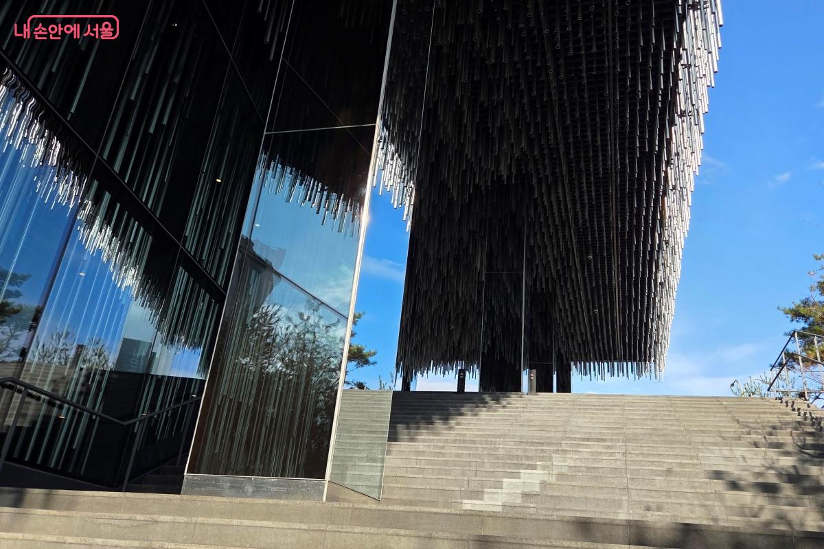 숲속에서 비추는 햇살을 표현해 만들어진 건물 &copy;김미선