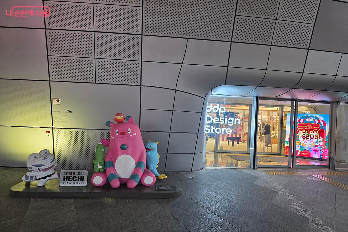 신진디자이너 작품과 크리스마스 소품, 해치 굿즈를 구매할 수 있는 디자인스토어 &copy;이정민