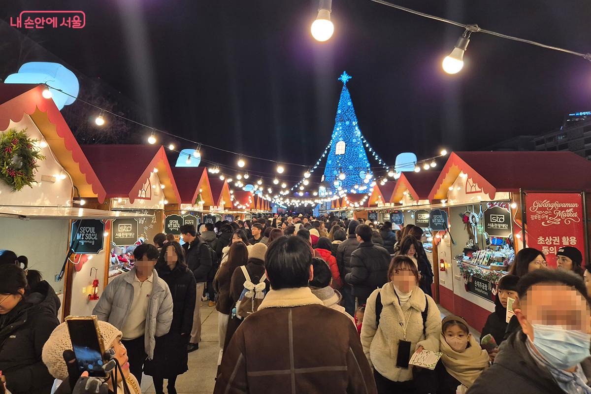 추운 날씨에도 불구하고 광화문광장 산타마을 마켓 빌리지를 찾은 시민들의 모습 &copy;백승훈