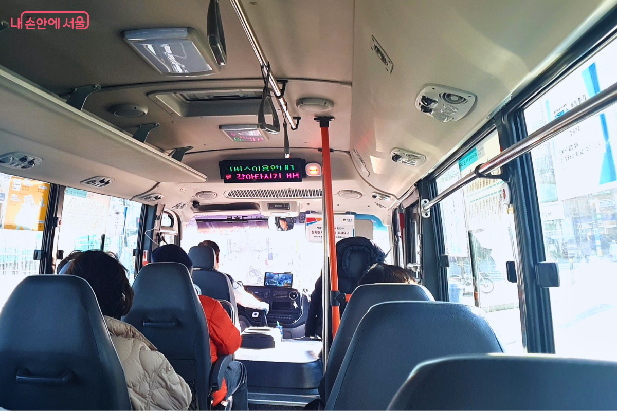 성공버스 내부 모습으로, 승객들이 좌석에 앉아 이동하고 있다. 버스 앞쪽 전광판에는 안내 문구가 나오고 있으며, 깨끗하고 정돈된 실내 환경이 쾌적한 이동 서비스를 제공하고 있음을 보여준다. ©양정화