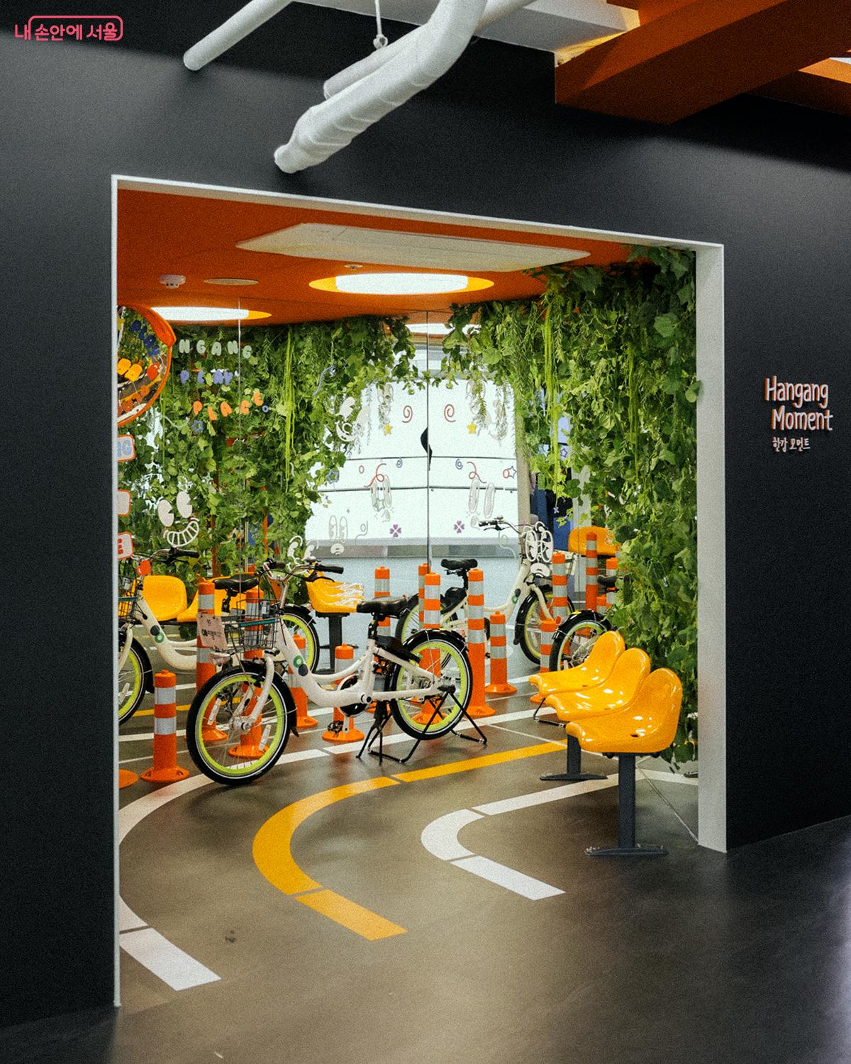 뚝섬 자벌레 3층에 마련된 한강플플 '한강 모먼트' 포토존 &copy;김아름