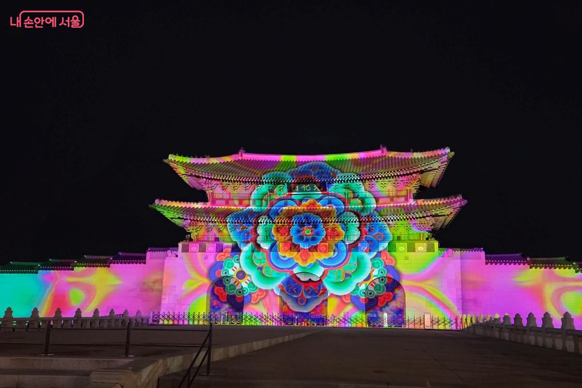 작품 <빛의 향연>, <SONG 1>, <자니?>, <제스처 팝!>으로 미디어파사드 쇼가 펼쳐진다. &copy;김미선