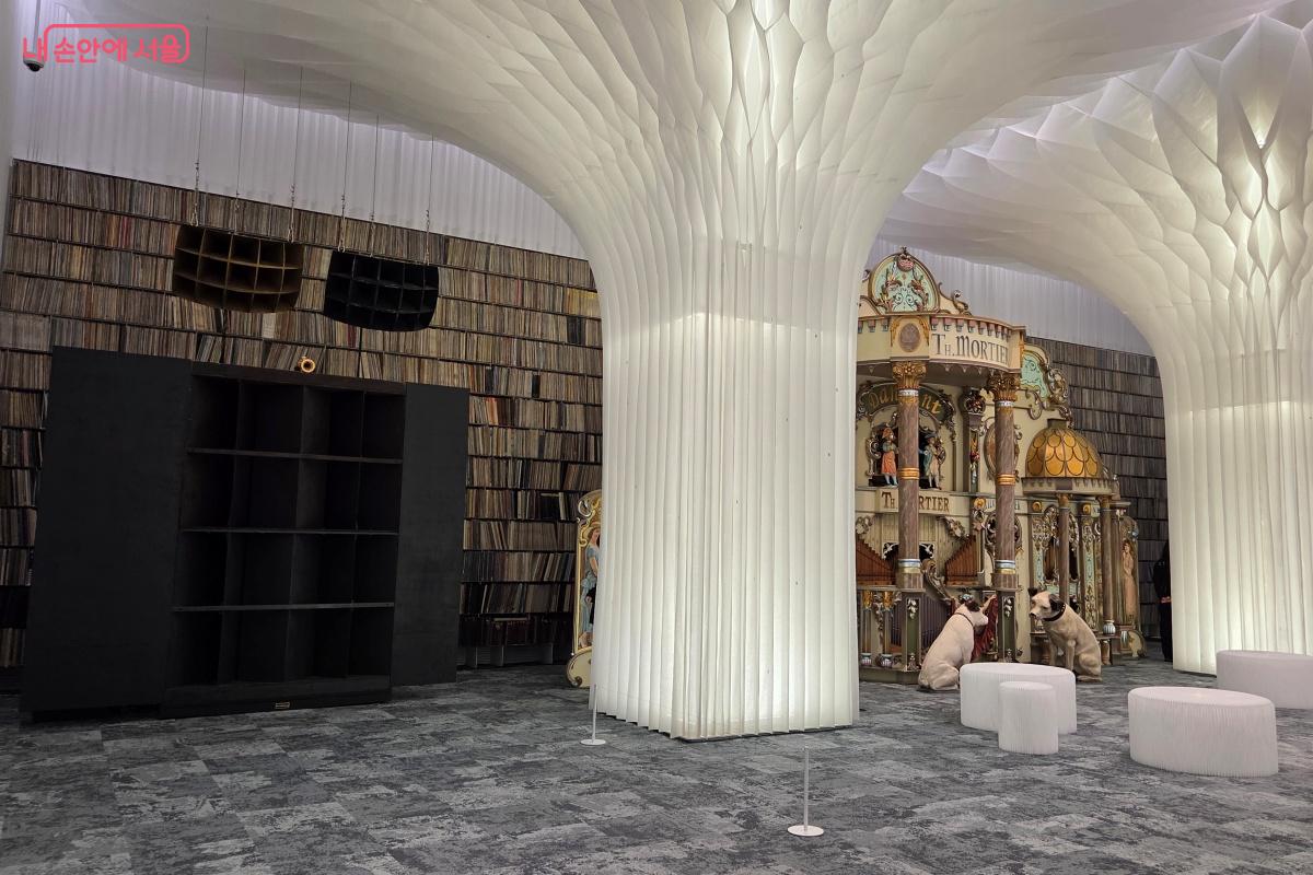 양옆의 초대형 미러포닉 M1 스피커를 통해 나오는 음악을 들으며 마무리했다. &copy;김미선