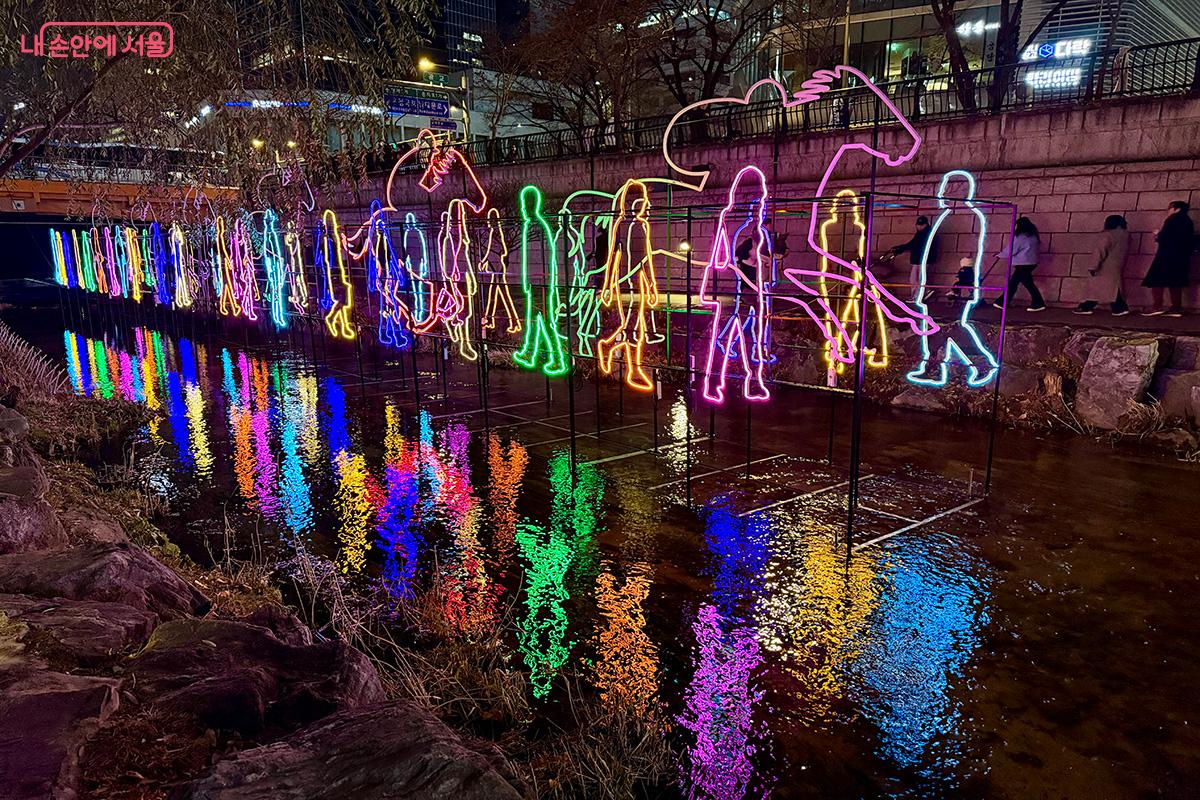 청계천 물길에 비치는 반영까지 어우러져 축제의 분위기를 더했다. &copy;김미정