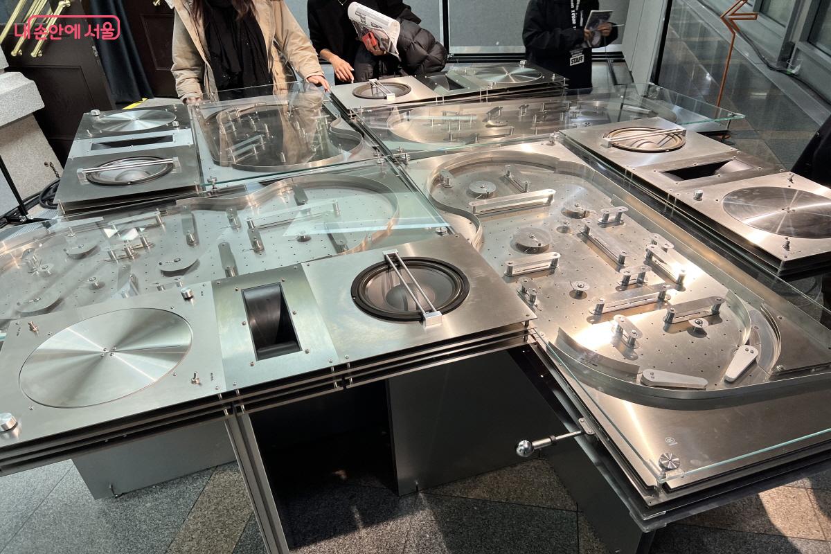 오블릭 사운드워크(차크람 응)의 인터랙티브 사운드 아트 설치 작업 &lsquo;더 클럽&rsquo; &copy;박지영