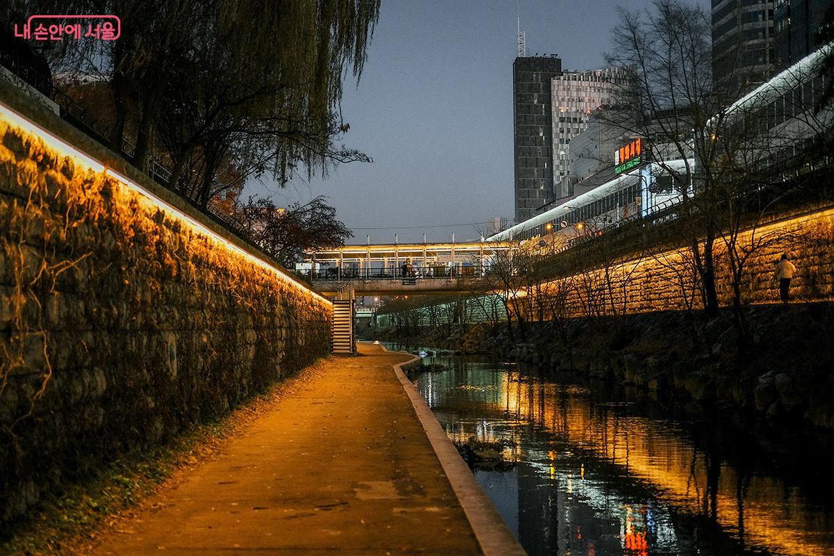 광화문역 인근 청계광장에서 청계천을 따라 오간수교 인근 동대문디자인플라자(DDP)까지 한 번 걸어보는 것을 추천한다. &copy;김아름