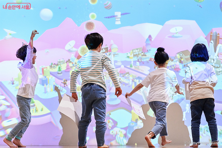 아이들을 위한 실내 공간을 소개한다. 