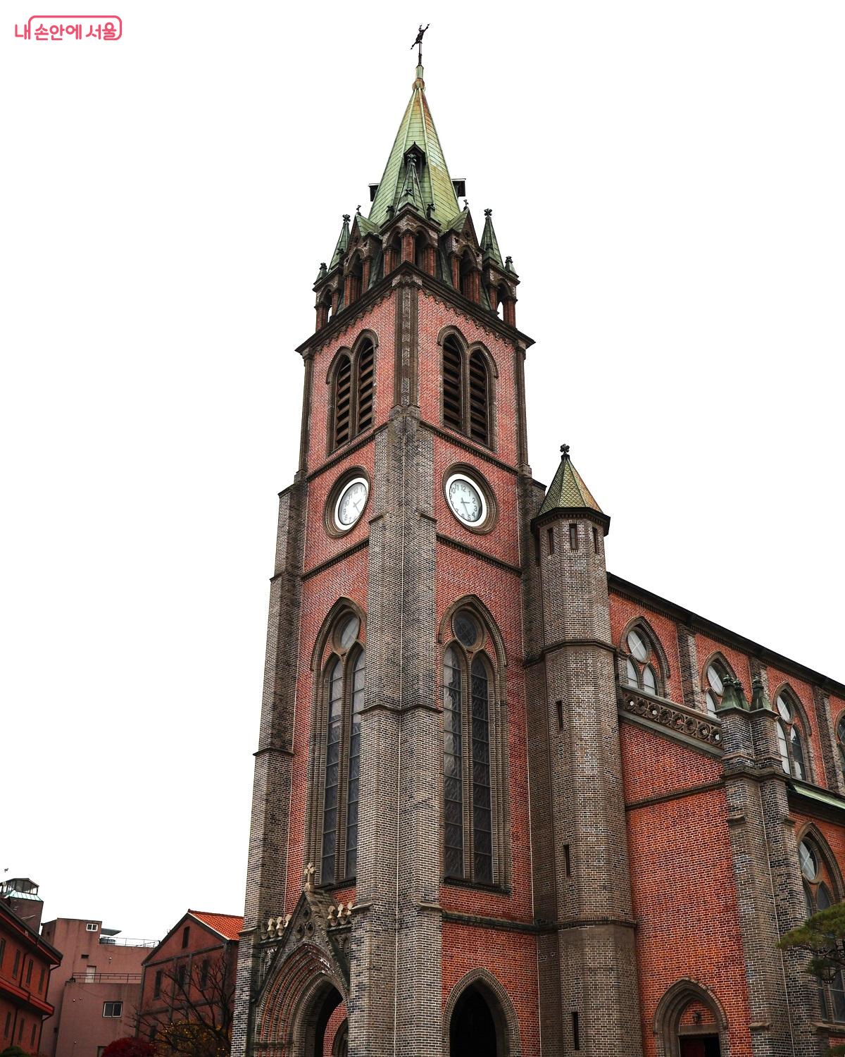 명동대성당은 한국 최초의 성당으로 고딕양식의 붉은 벽돌 외관과 뾰족한 첨탑이 서울도심의 상징적 풍경을 이룬다. ©이봉덕