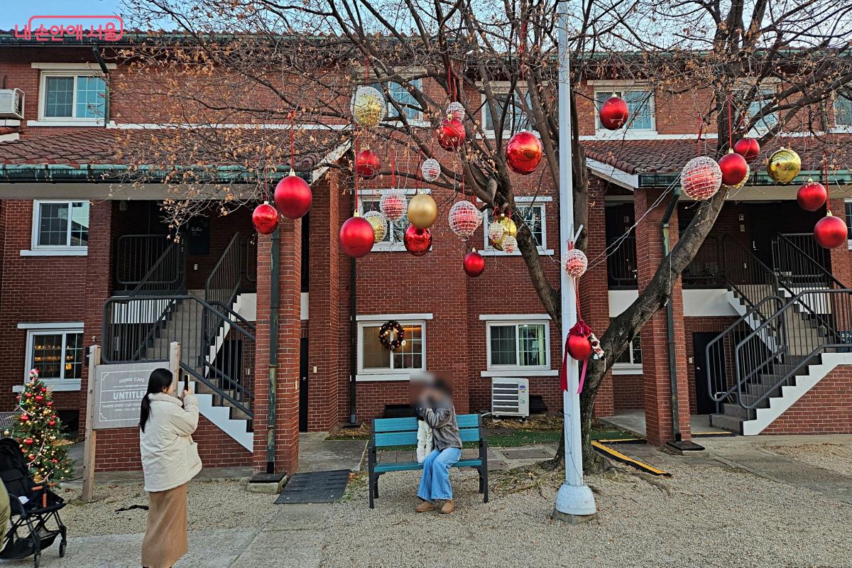 나무에 매단 커다란 볼들과 붉은 벽돌건물이 유럽의 크리스마스 빌리지 같은 풍경이다. ©이선미 