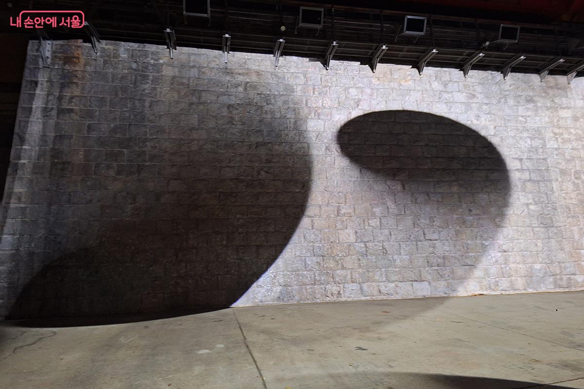 정윤수 작가의 ‘후라칸’과 ‘로즐린’은 관객의 몰입을 이끌어냈다. ©정향선