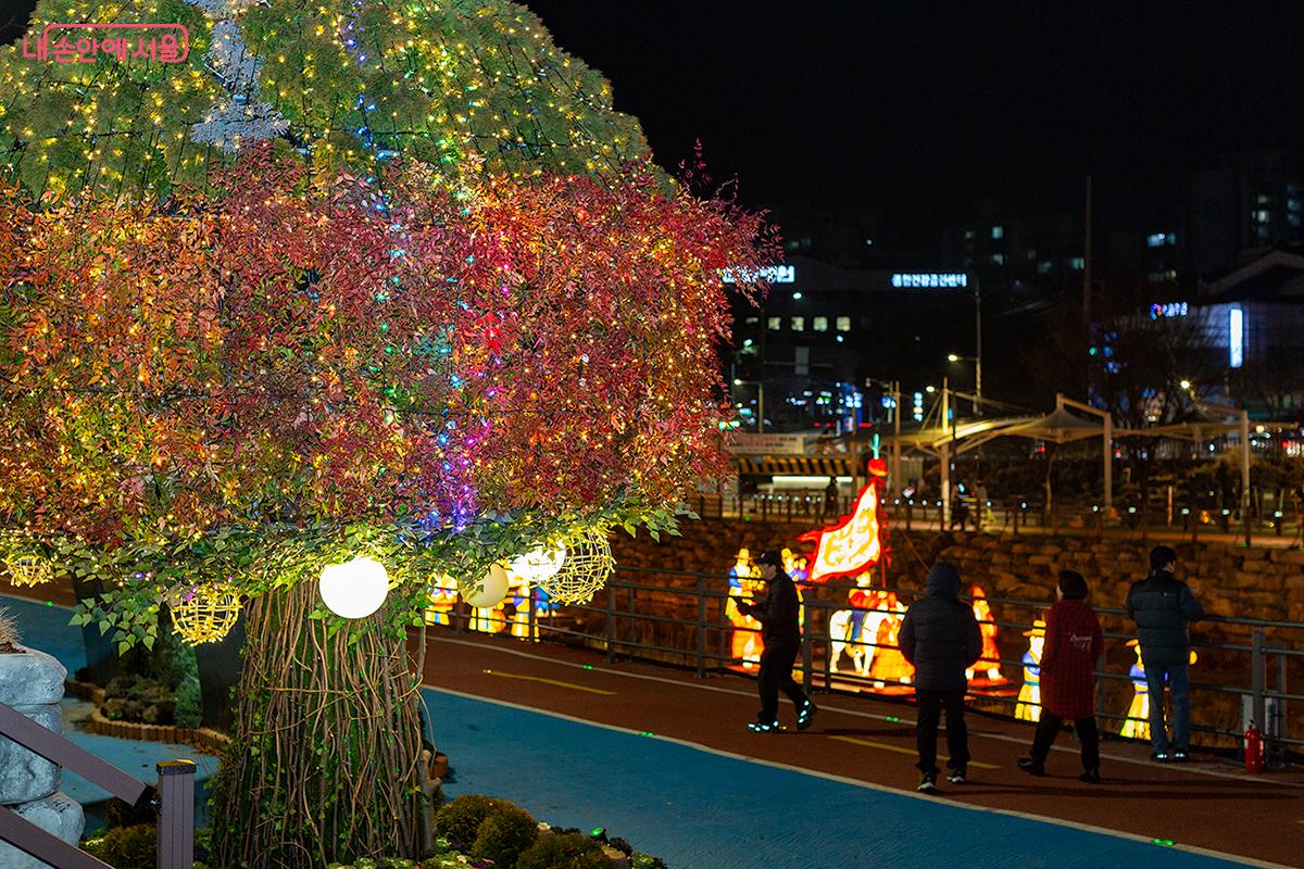 우이동 밤하늘 아래 반짝이는 빛의 숲, 서울빛초롱축제 속으로 천천히 걷다. &copy;문청야