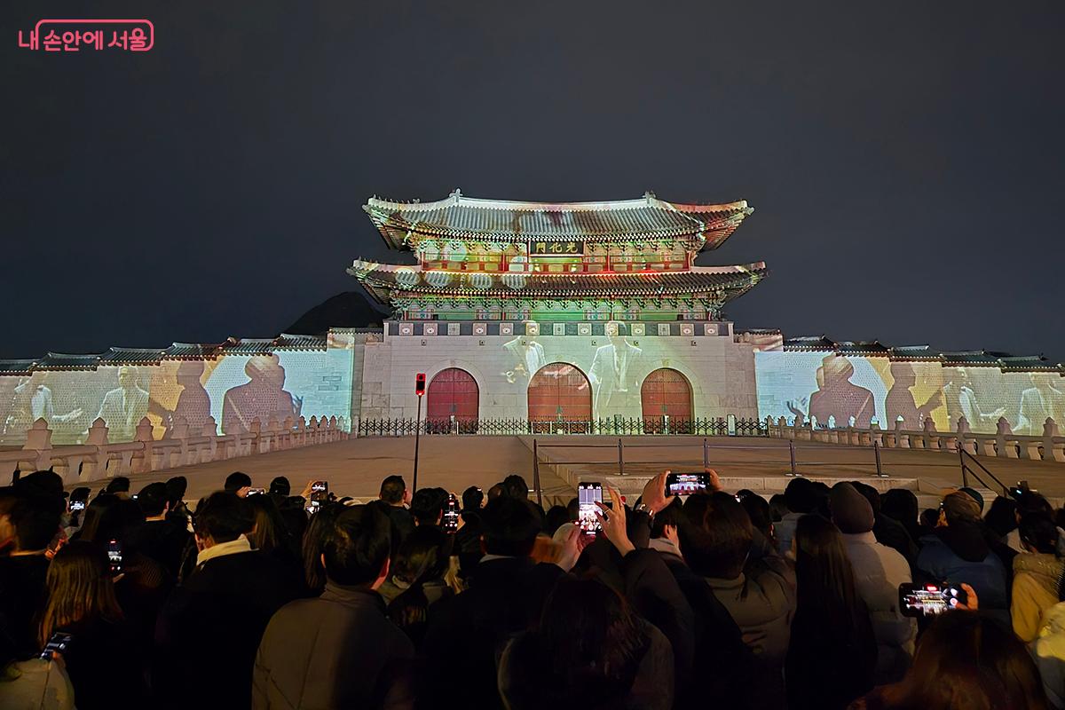 세계적인 영상, 설치 미술 아티스트 더그 에이트킨(Doug Aitken)은  광화문을 &lsquo;빛과 사운드의 건축&rsquo;으로 재해석한미디어파사드 작품을 선보였다. &copy;이혜숙