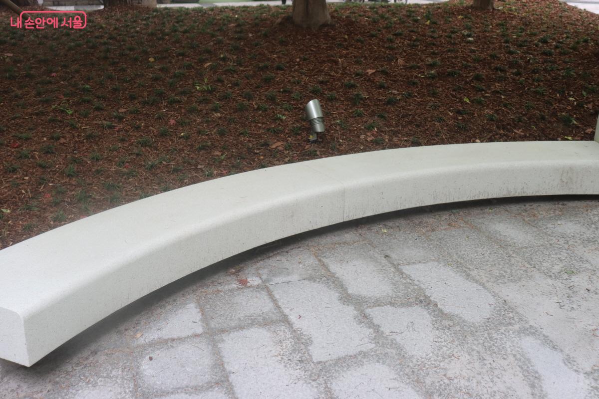 명일광장에 설치된 벤치 &copy;조수연