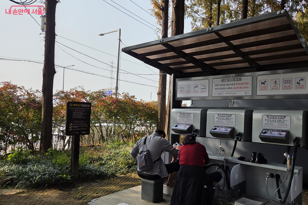 맨발 걷기 이후 발을 씻을 수 있는 장소 &copy;장미화