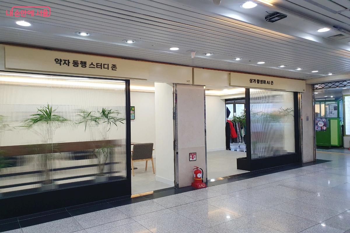 ‘종각스마트쉼터’는 약자 동행 스터디존과 상가 활성화 AI존으로 조성되어 있다. ©엄윤주