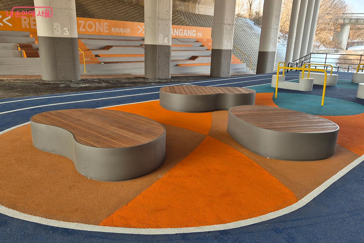 생활체육 공간은 보행자와 자전거 이용자의 동선이 명확하게 분리되어 있다. ©백승훈