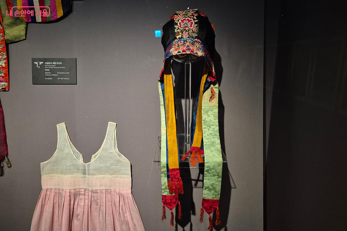 김광균 시인이 백일과 돌 때 착용했던 중요 민속문화재 제127호 '굴레'(오른쪽) &copy;정향선