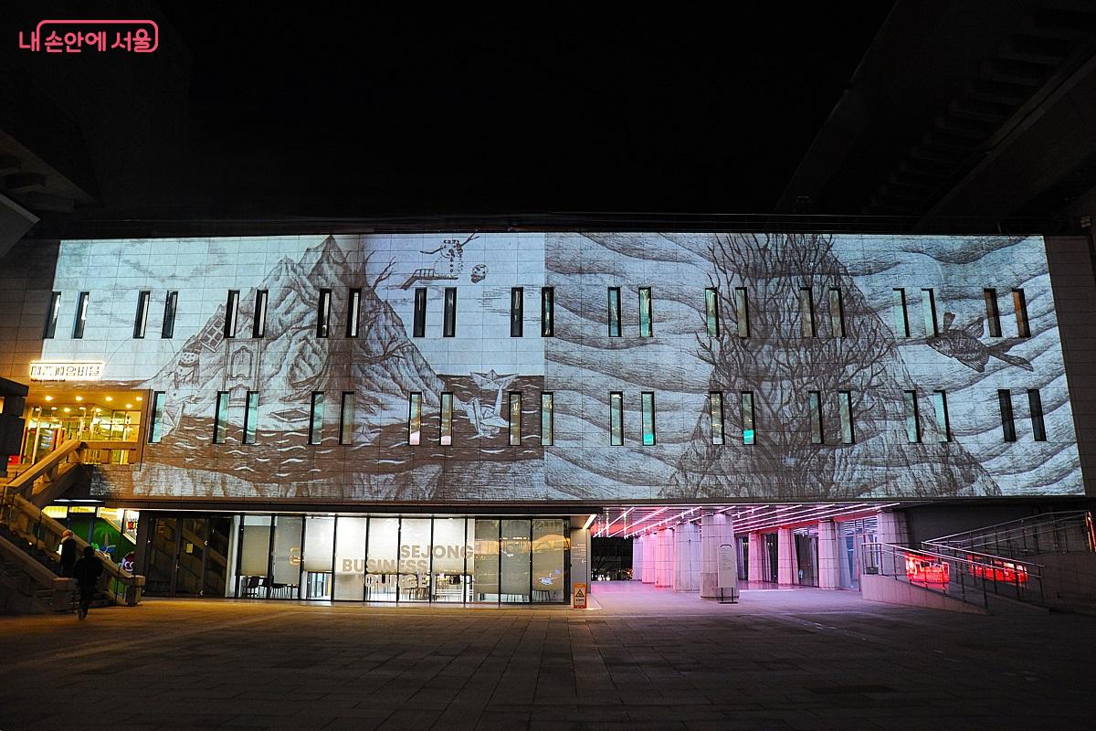 <무시로x페어링>은 실재와 가상이 혼재된 공간을 연극적 방식으로 연출했다. &copy;조수봉
