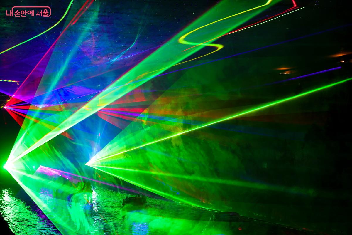 프로젝션과 레이저로 연출하는 &lsquo;빛의 오로라&rsquo; &copy;박성환