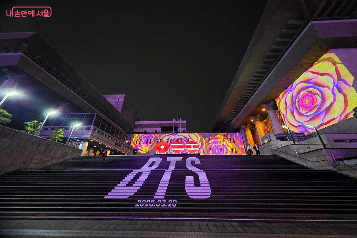 세종문화회관 중앙 계단에 설치된 방탄소년단 컴백 포토존 &copy;이정민