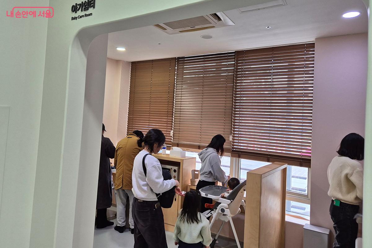&lsquo;사랑하는 모양이야&rsquo; 전시 공간 한구석에 &lsquo;아기쉼터&rsquo;가 마련되어 있다. &copy;백승훈