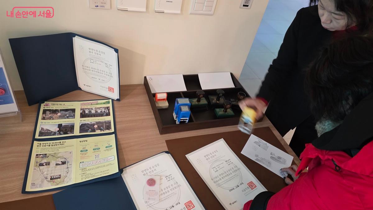 한양도성 유적전시관에는 인증서에 찍을 수 있는 다양한 스탬프가 준비되어 있다. ⓒ최용수