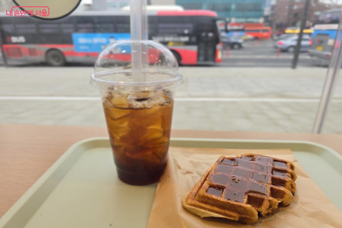 큰길을 바라보며, 크로플과 음료를 주문했다. ⓒ조송연