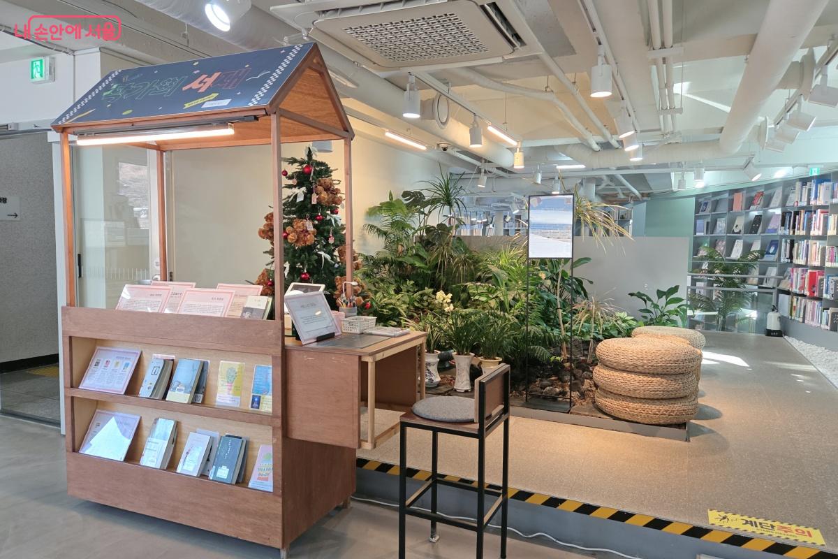 배우 박정민의 도서와 연관 도서까지 소개하는 작가의 서재 &copy;김미선