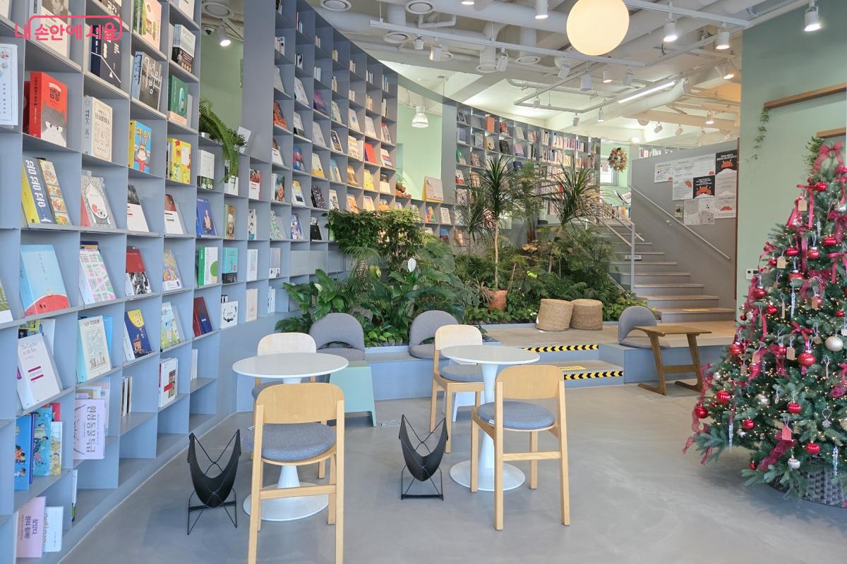 원형 서가와 실내 정원, 자유로운 열람석이 마련되었다. &copy;김미선