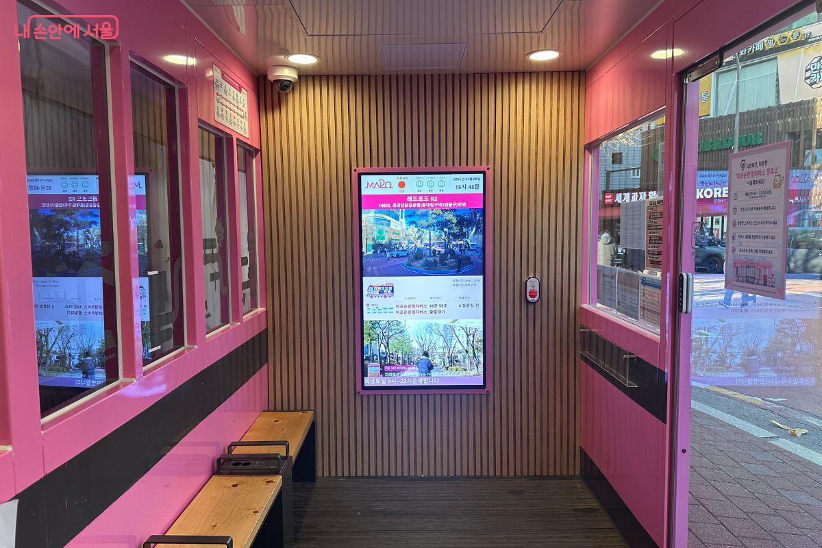 마포순환열차버스 정류장 내부 &copy;김재형