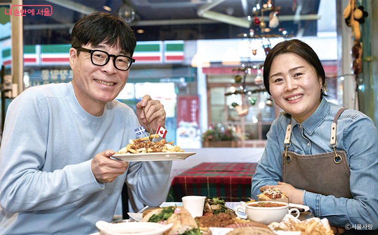 캐나다 음식을 함께 맛보며 대화를 나누는 박찬일 셰프와 정민애 사장.
