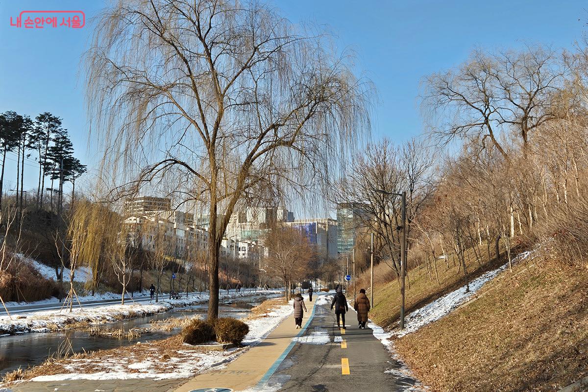 고덕천 라운지는 시민들이 일상 속에서 체육과 휴식, 경관을 함께 누릴 수 있는 공간이다. ©백승훈