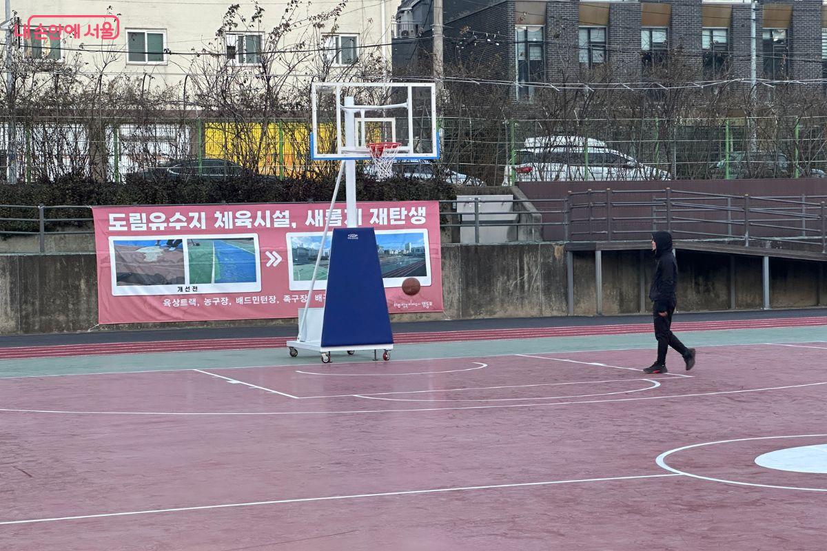 농구장의 라인도 잘 정비돼 있다. &copy;김재형