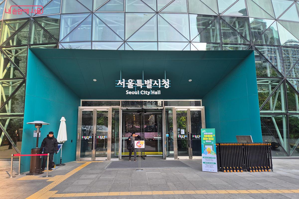 겨울의 차가운 공기가 머무는 서울광장을 지나 들어선 서울시청 로비는 뜨거운 문화 에너지로 가득 차 있다. &copy;이혜숙