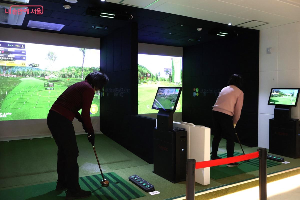 스크린 파크골프장은 여가 활동의 지평을 넓히기에 충분했다. &copy;이봉덕