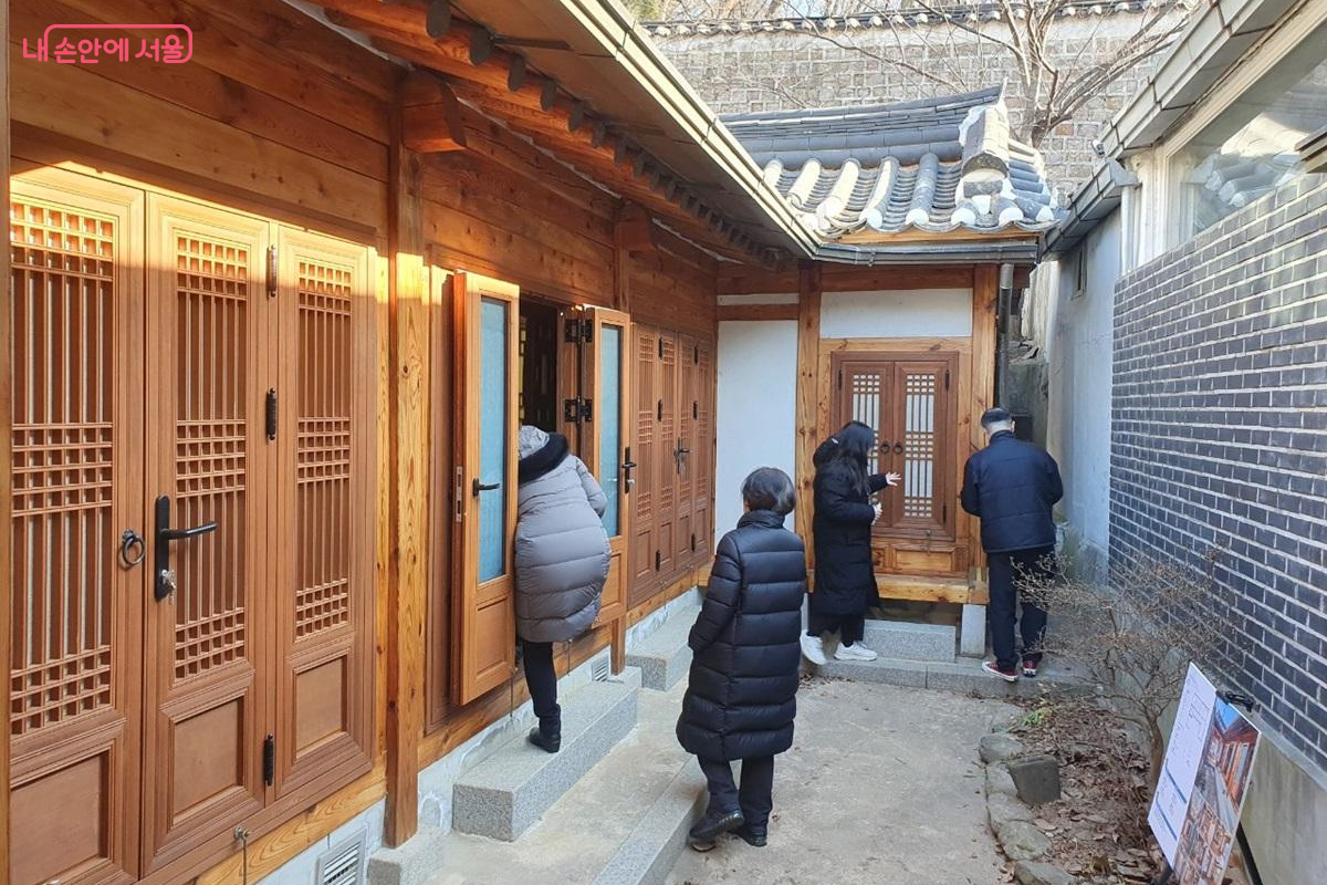 5호는 창덕궁과 가까운 위치로 마당에서 후원 조경수가 보인다. &copy;엄윤주