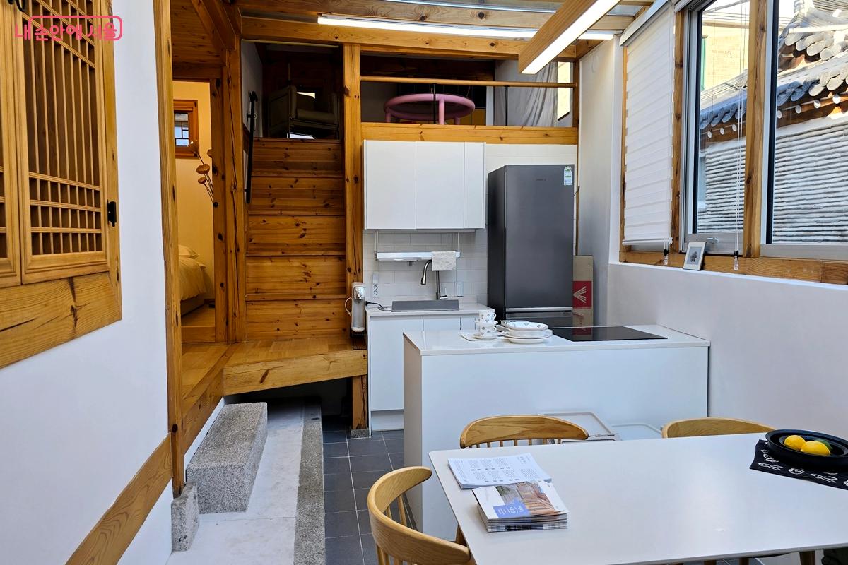 '원서동 4호'의 주방과 다락방으로 이어지는 계단 ©김윤경