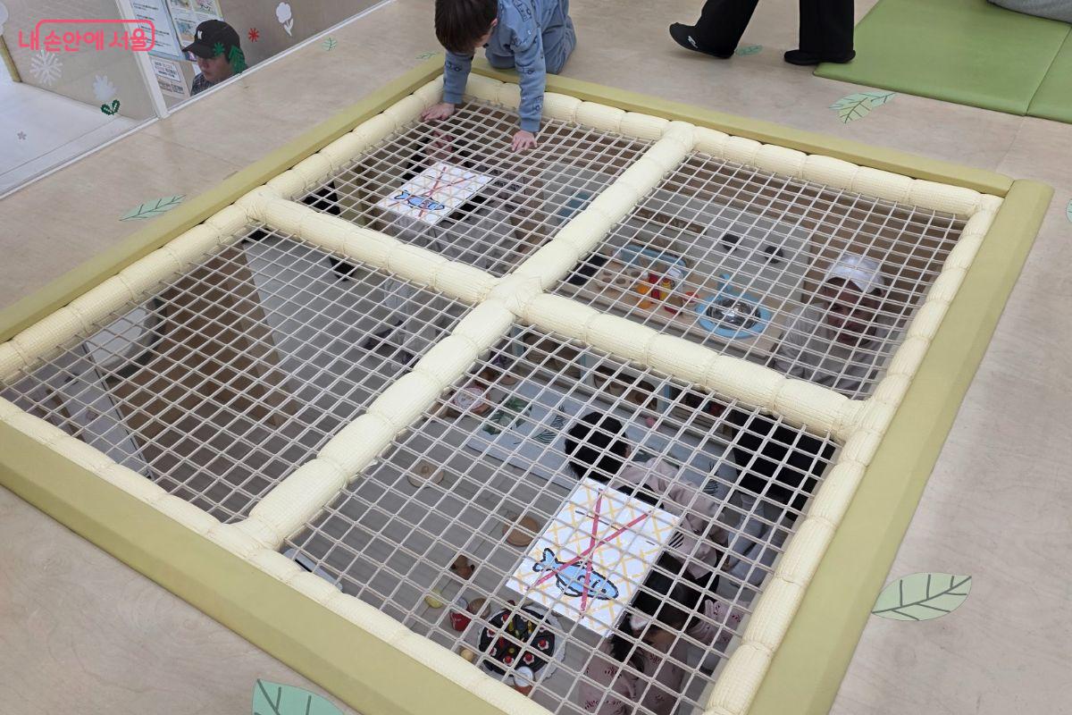 미끄럼틀 위에서 아래 역할 놀이 공간을 볼 수 있다.
