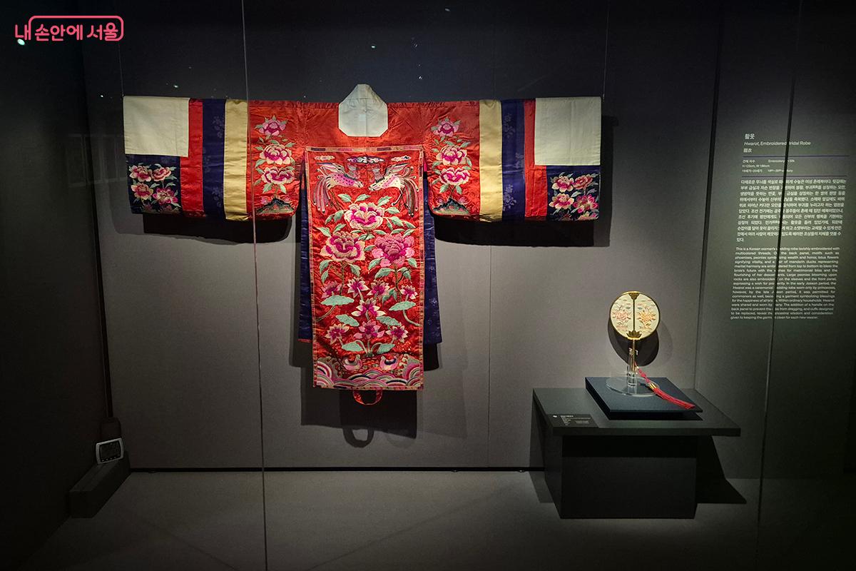 조선시대 왕실 여성의 혼례복인 활옷의 화려함 속에서 부귀다남의 염원을 엿볼 수 있다. &copy;정향선