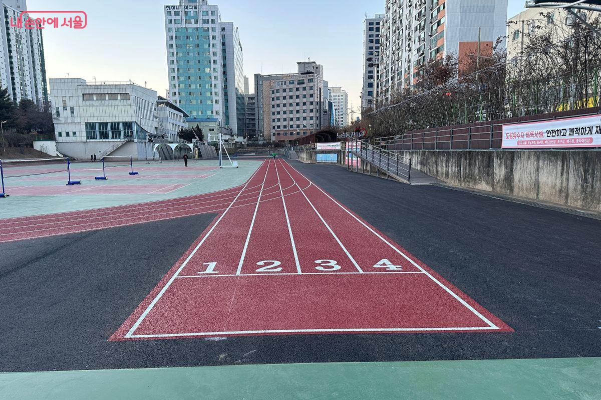 탄성 포장으로 새롭게 정비된 육상트랙&copy;김재형