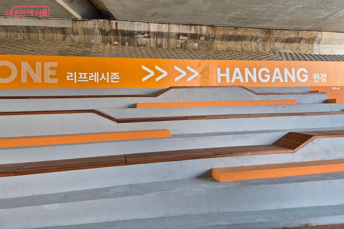 ‘리프레시존’에서는 편안히 몸을 눕히고 한강 경관을 즐기는 시간도 가져본다. ©백승훈