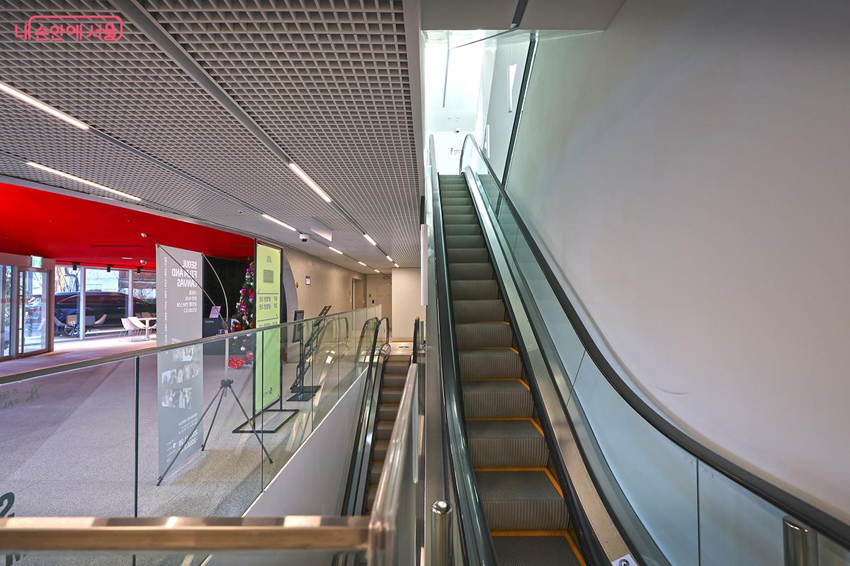 좁고 높은 건물인 만큼 작고 귀여운 엘리베이터를 타고 상영관으로 오를 수 있다. &copy;김주연